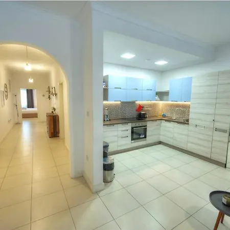 דירה Three Bedroom For Rent In St Julian